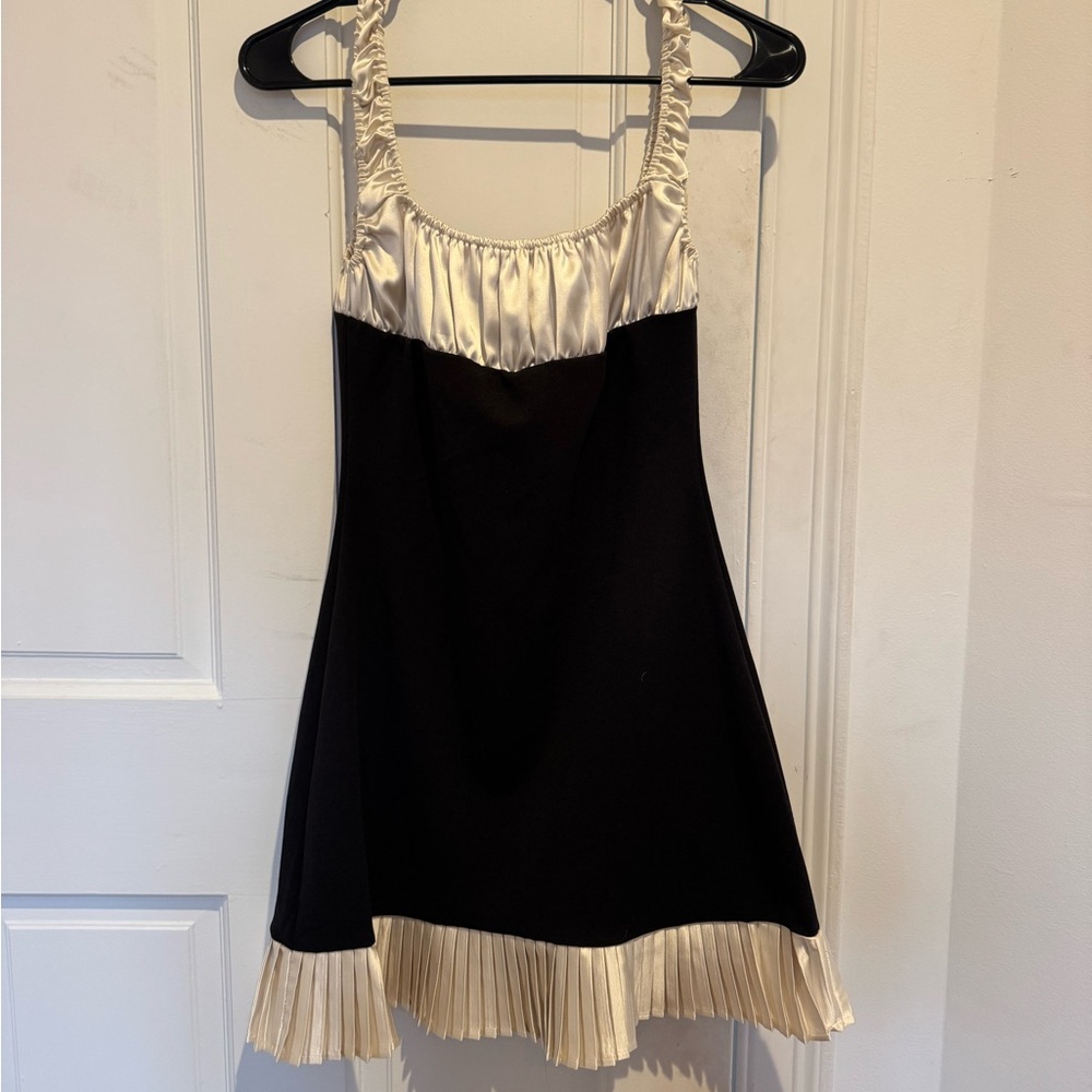 iamkoko.la S Black Mini Dress with Ivory Pleated Trim - Picture 5 of 5